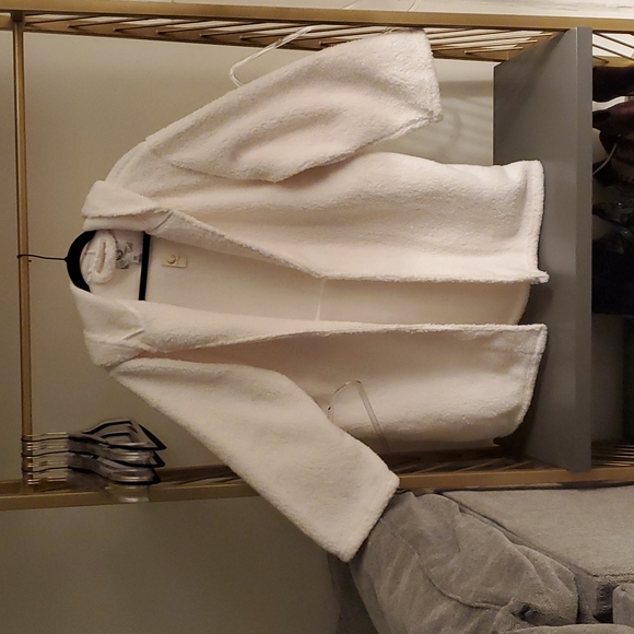 Cream/Off white plush hooded spa bathrobe - Picture 6 of 8